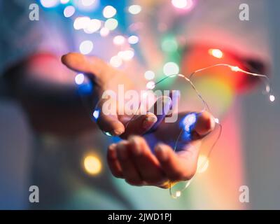 weihnachten Bokeh Lichter Party Dekoration Hände Stockfoto