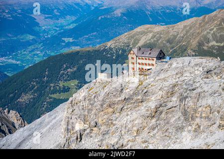 Alpenlandschaft mit Julius Payer Haus Stockfoto