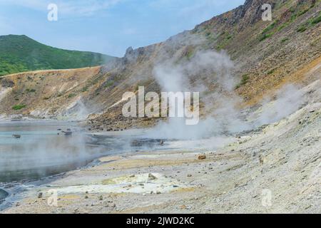 Heißer mineralisierter See mit Thermalquelle und rauchenden Fumarolen in der Caldera des Vulkans Golovnin auf der Insel Kunashir Stockfoto