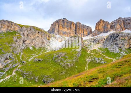 Sasso Pordoi Bergrücken und Seilbahn vom Passo Pordoi Stockfoto