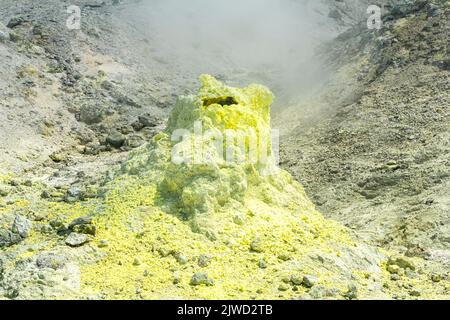 Kegel von Schwefelablagerungen um eine Fumarole in einem solfataren Feld Stockfoto