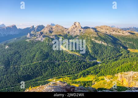 Panoramablick auf die Dolomiten bei Sonnenaufgang am Morgen Stockfoto