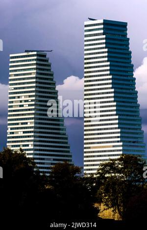 Mit dem Bau der Roche Towers, den höchsten Gebäuden der Schweiz, veränderte sich die Skyline von Basel dramatisch. Stockfoto