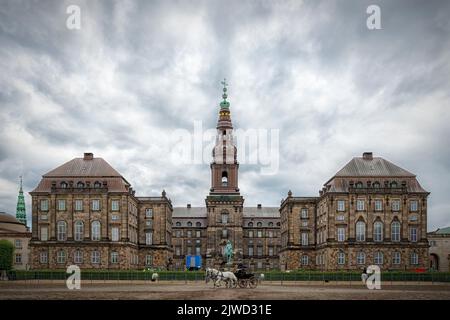 KOPENHAGEN, DÄNEMARK - 03. SEPTEMBER 2022: Der Palast Christiansborg ist ein Palast und Regierungsgebäude auf der Insel Slotsholmen im Zentrum von Kopenhagen, Stockfoto