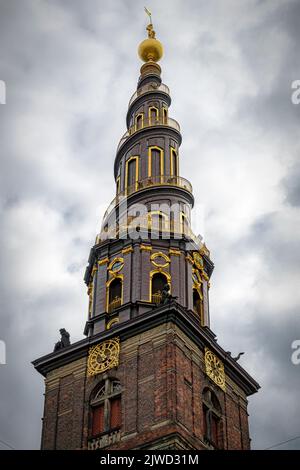 KOPENHAGEN, DÄNEMARK - 03. SEPTEMBER 2022: Die Kirche unseres Erlösers ist ein barockes Gotteshaus aus dem 17.. Jahrhundert mit einem Glockenspiel und einer Treppe um die Ecke Stockfoto