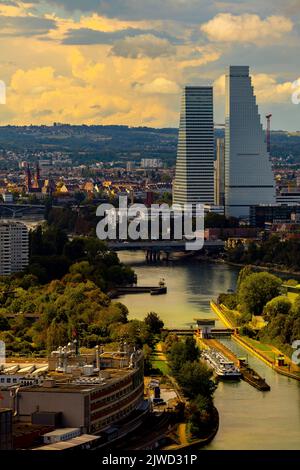 Mit dem Bau der Roche Towers, den höchsten Gebäuden der Schweiz, veränderte sich die Skyline von Basel dramatisch. Stockfoto