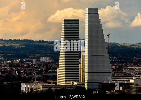 Mit dem Bau der Roche Towers, den höchsten Gebäuden der Schweiz, veränderte sich die Skyline von Basel dramatisch. Stockfoto