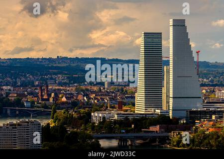 Mit dem Bau der Roche Towers, den höchsten Gebäuden der Schweiz, veränderte sich die Skyline von Basel dramatisch. Stockfoto