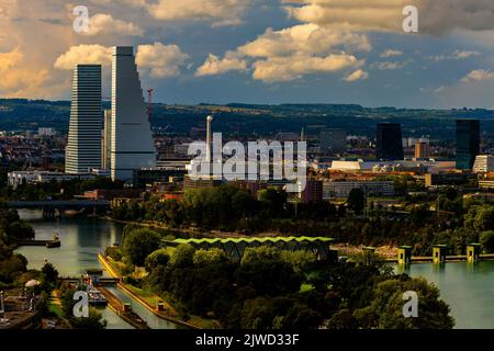 Mit dem Bau der Roche Towers, den höchsten Gebäuden der Schweiz, veränderte sich die Skyline von Basel dramatisch. Stockfoto