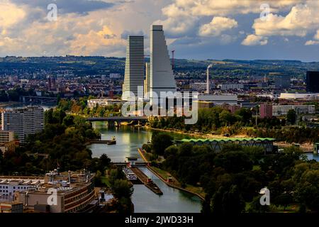 Mit dem Bau der Roche Towers, den höchsten Gebäuden der Schweiz, veränderte sich die Skyline von Basel dramatisch. Stockfoto