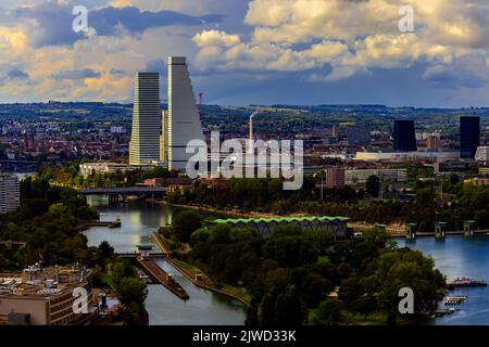 Mit dem Bau der Roche Towers, den höchsten Gebäuden der Schweiz, veränderte sich die Skyline von Basel dramatisch. Stockfoto