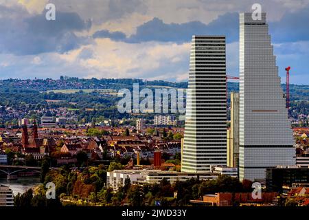 Mit dem Bau der Roche Towers, den höchsten Gebäuden der Schweiz, veränderte sich die Skyline von Basel dramatisch. Stockfoto