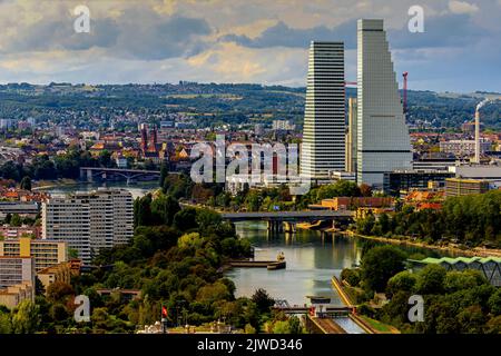 Mit dem Bau der Roche Towers, den höchsten Gebäuden der Schweiz, veränderte sich die Skyline von Basel dramatisch. Stockfoto