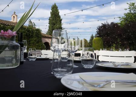 Veranstaltungsort im Freien mit Tischen zum Abendessen vor der Veranstaltung Stockfoto