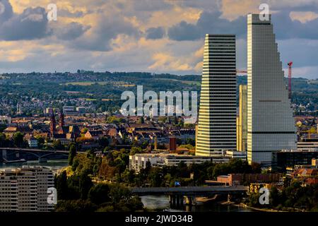 Mit dem Bau der Roche Towers, den höchsten Gebäuden der Schweiz, veränderte sich die Skyline von Basel dramatisch. Stockfoto