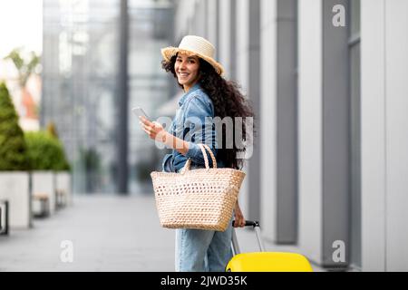 Lächelnde Dame, die zum Flughafen fährt, Platz kopieren, Rückansicht Stockfoto