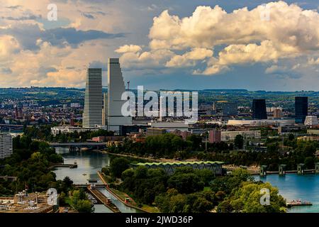 Mit dem Bau der Roche Towers, den höchsten Gebäuden der Schweiz, veränderte sich die Skyline von Basel dramatisch. Stockfoto