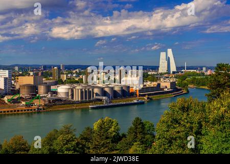 Mit dem Bau der Roche Towers, den höchsten Gebäuden der Schweiz, veränderte sich die Skyline von Basel dramatisch. Stockfoto