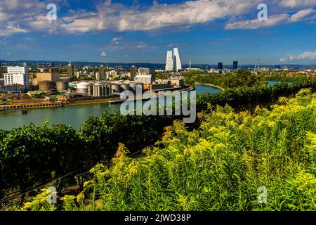 Mit dem Bau der Roche Towers, den höchsten Gebäuden der Schweiz, veränderte sich die Skyline von Basel dramatisch. Stockfoto