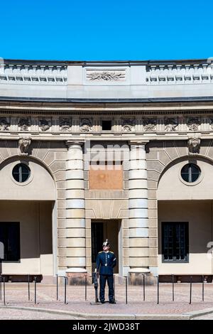 STOCKHOLM, SCHWEDEN - 31. JULI 2022: Wache am königlichen Palast im stadtteil gamla Stan. Stockfoto
