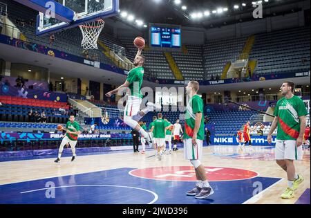 Tiflis, Georgien, 4.. September 2022. Die Spieler Bulgariens wärmen sich während des FIBA EuroBasket 2022-Gruppenspiel Zwischen Bulgarien und Montenegro in der Tbilisi Arena in Tiflis, Georgien, auf. 4. September 2022. Kredit: Nikola Krstic/Alamy Stockfoto