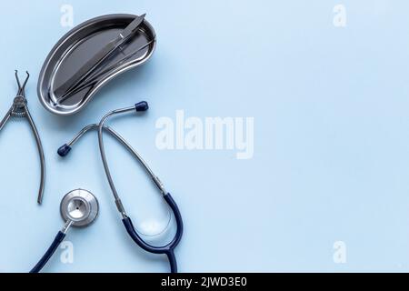Zahnärztliche oder chirurgische Instrumente in Stahltablett am Arzttisch Stockfoto