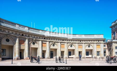 STOCKHOLM, SCHWEDEN - 31. JULI 2022: Wache am königlichen Palast im stadtteil gamla Stan. Stockfoto
