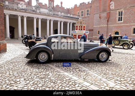 Das weltweit führende Auktionshaus Gooding & Company führte einen Verkauf im Hampton Court Palace zur 10. Jubiläumsschau des Concours of Elegance 2022 durch. Das Unternehmen kehrte in die schönen Fonds des Hampton Court Palace zurück, um am Samstag, dem 3. September 2022, eine Live-Auktion zu präsentieren ... Stockfoto