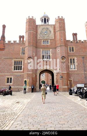 Das weltweit führende Auktionshaus Gooding & Company führte einen Verkauf im Hampton Court Palace zur 10. Jubiläumsschau des Concours of Elegance 2022 durch. Das Unternehmen kehrte in die schönen Fonds des Hampton Court Palace zurück, um am Samstag, dem 3. September 2022, eine Live-Auktion zu präsentieren ... Stockfoto