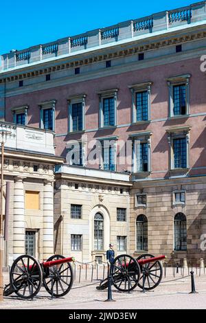 STOCKHOLM, SCHWEDEN - 31. JULI 2022: Wache am königlichen Palast im stadtteil gamla Stan. Stockfoto