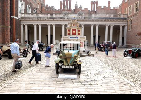 Das weltweit führende Auktionshaus Gooding & Company führte einen Verkauf im Hampton Court Palace zur 10. Jubiläumsschau des Concours of Elegance 2022 durch. Das Unternehmen kehrte in die schönen Fonds des Hampton Court Palace zurück, um am Samstag, dem 3. September 2022, eine Live-Auktion zu präsentieren ... Stockfoto