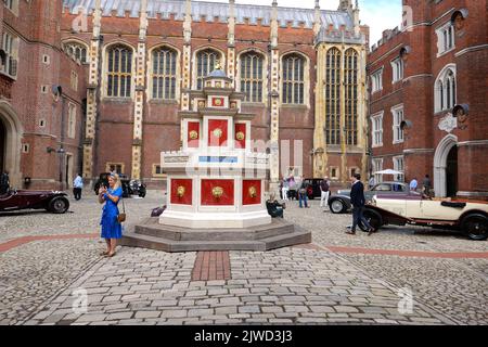 Das weltweit führende Auktionshaus Gooding & Company führte einen Verkauf im Hampton Court Palace zur 10. Jubiläumsschau des Concours of Elegance 2022 durch. Das Unternehmen kehrte in die schönen Fonds des Hampton Court Palace zurück, um am Samstag, dem 3. September 2022, eine Live-Auktion zu präsentieren ... Stockfoto