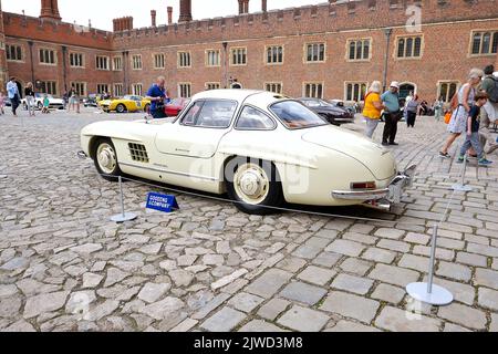 Das weltweit führende Auktionshaus Gooding & Company führte einen Verkauf im Hampton Court Palace zur 10. Jubiläumsschau des Concours of Elegance 2022 durch. Das Unternehmen kehrte in die schönen Fonds des Hampton Court Palace zurück, um am Samstag, dem 3. September 2022, eine Live-Auktion zu präsentieren ... Stockfoto