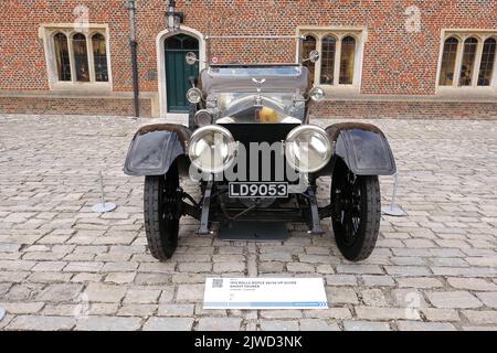 Das weltweit führende Auktionshaus Gooding & Company führte einen Verkauf im Hampton Court Palace zur 10. Jubiläumsschau des Concours of Elegance 2022 durch. Das Unternehmen kehrte in die schönen Fonds des Hampton Court Palace zurück, um am Samstag, dem 3. September 2022, eine Live-Auktion zu präsentieren ... Stockfoto