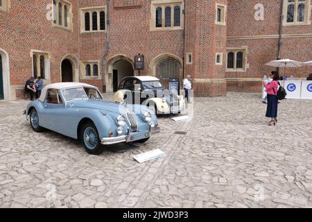 Das weltweit führende Auktionshaus Gooding & Company führte einen Verkauf im Hampton Court Palace zur 10. Jubiläumsschau des Concours of Elegance 2022 durch. Das Unternehmen kehrte in die schönen Fonds des Hampton Court Palace zurück, um am Samstag, dem 3. September 2022, eine Live-Auktion zu präsentieren ... Stockfoto