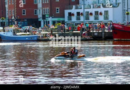 Eine sanfte Jet-Ski-Fahrt auf dem Fluss Esk in Whitby, hinter den Gebäuden an der New Quay Road Stockfoto