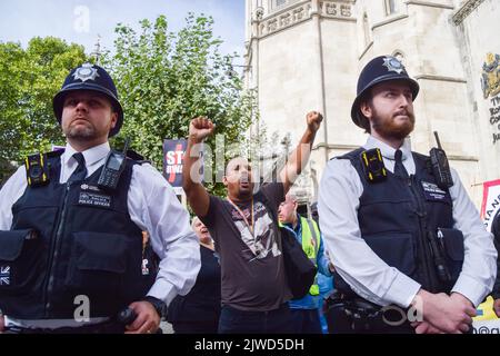 London, England, Großbritannien. 5. September 2022. Ein Pro-Flüchtling-Protestler ist vor dem Gericht zu sehen. Protestierende für Flüchtlinge versammelten sich vor den königlichen Gerichtshöfen, als eine Klage vor dem Obersten Gerichtshof gegen die Entsendung von Flüchtlingen nach Ruanda erhoben wurde. (Bild: © Vuk Valcic/ZUMA Press Wire) Bild: ZUMA Press, Inc./Alamy Live News Stockfoto