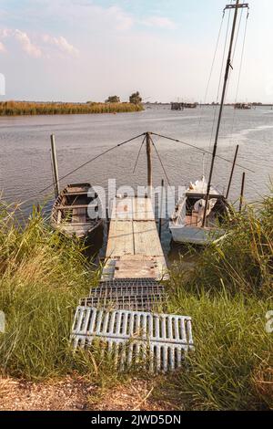 Blick von den Tälern von Comacchio, einer Reihe von angrenzenden Brackwasser-Lagunen, in denen die Fischerei die Hauptbeschäftigung ist. Speicherplatz kopieren. Stockfoto