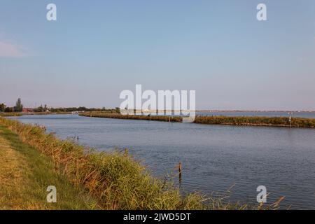 Blick von den Tälern von Comacchio, einer Reihe von angrenzenden Brackwasser-Lagunen, in denen die Fischerei die Hauptbeschäftigung ist. Speicherplatz kopieren. Stockfoto