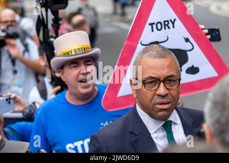 Queen Elizabeth II Centre, Westminster, London, Großbritannien. 5. September 2022. Konservative Parteimitglieder und Beamte kommen im Zentrum an, um sich auf die Ankündigung des neuen Parteiführers und damit des neuen Premierministers des Vereinigten Königreichs vorzubereiten. Der Gewinner ist entweder Liz Truss oder Rishi Sunak. Die Demonstranten versammelten sich draußen, wobei James Clever MP von Steve Bray mit einem anstößigen Plakat verfolgt wurde. Später als neuer Außenminister angekündigt Stockfoto