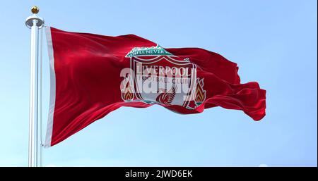 Liverpool, Großbritannien, 2022. Mai: Die Flagge des Liverpool Football Club winkt an einem klaren Tag im Wind. Liverpool F.C. ist ein professioneller Fußballverein mit Sitz in i Stockfoto