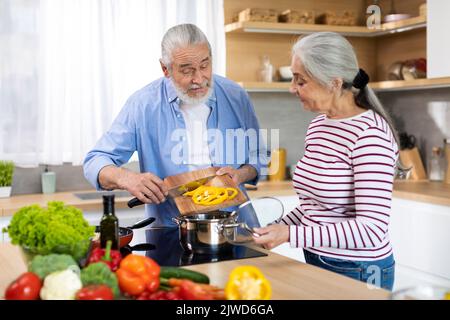 Gesunde Ernährung Für Senioren. Portrait Von Älteren Ehepartnern, Die In Der Küche Zusammen Kochen Stockfoto