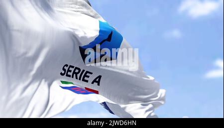 Rom, ITA, Juli 2022: Nahaufnahme der Tim-Flagge der Serie A, die im Wind schwenkt. Serie A die Serie A ist die Top-Division der italienischen Fußball-Liga der Männer. Fabelhaft Stockfoto