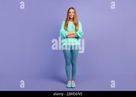 Foto in voller Größe von zufrieden nette Person gekreuzt Arme toothy Lächeln isoliert auf violettem Hintergrund Stockfoto