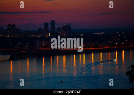 Nächtliches Panorama von Kiew. Kiew - Hauptstadt der Ukraine. Blick auf den Dnipro River Stockfoto