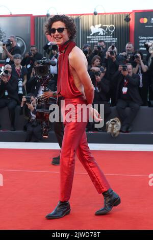 VENEDIG, ITALIEN - 02. SEPTEMBER: Timothee Chalamet nimmt am 72.. September am Roten Teppich im Palazzo Del Cinema Teil Stockfoto