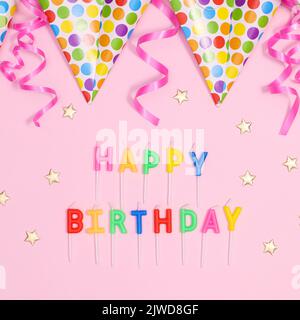 Geburtstagsfeier Dekorationen mit Happy Birthday Text auf pastellrosa Hintergrund. Flach liegend Stockfoto
