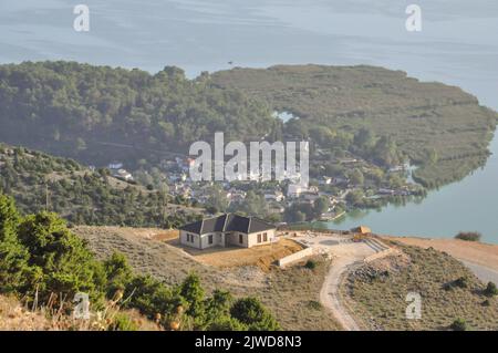 Gebäude im Vordergrund mit Ioannina Stadt im Hintergrund am Nachmittag von oben Stockfoto