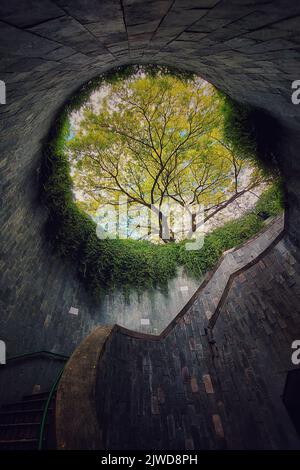 Reisen Sie in Singapur. Die Wendeltreppe der unterirdischen Kreuzung im Tunnel im Fort Canning Park, Singapur. Singapur ist die beliebteste Reisestadt. Stockfoto