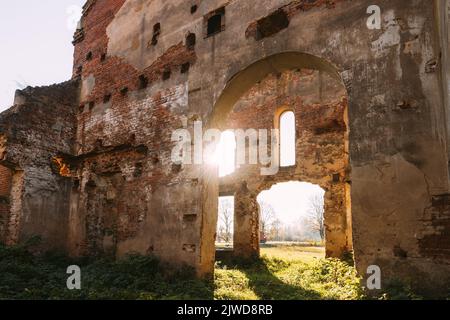 Kanichi, Weißrussland. Altes, Ruiniertes Brauereigebäude. In Der Soviet Times Wurde Die Brauerei Als Brennerei Genutzt. Die Erste Holzversion Wurde 1850 Gebaut. Denkmal Von Civ Stockfoto